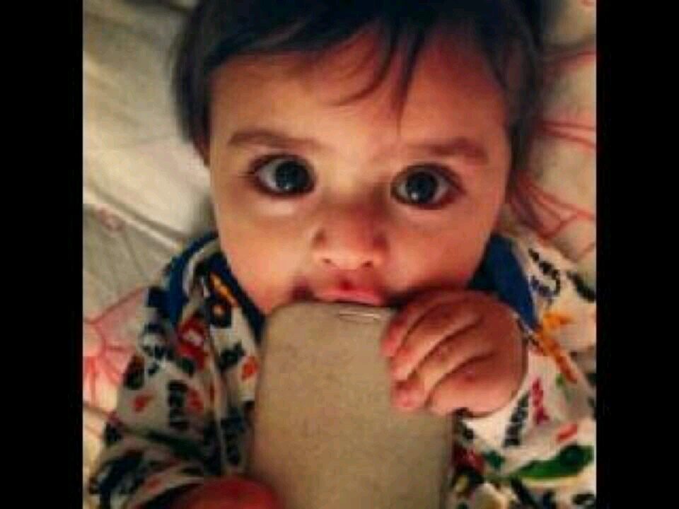 فتاه في العشرين ، اتحدث بصمت ، مزاجي كالقهوه حلوراً ومراً ، وقد يلسع احياناً ، متواضعه، م ارسله يروق لي~