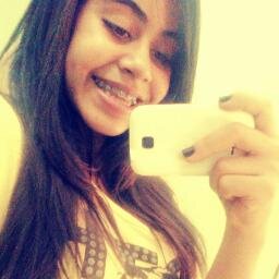 Pensa numa pessoa ciumenta, dramática, estranha, às vezes chata, teimosa, difícil de entender, feliz e infeliz. Pensou? Então, sou eu.