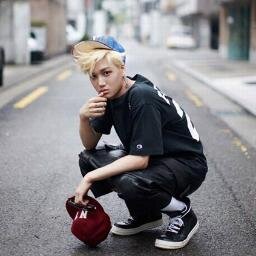 บองชูว์! ผมคิมจงอินครับ^__^ ผมไม่รู้ว่าทำไมเค้าถึงชอบให้ผมโชว์ซิกแพคนักผมก็อายนะครับ(?)ฟอลผมมาซิครับแล้วจะรู้ว่าความขาวว่าเป็นยังไง 555555 #SatelliteFAM
