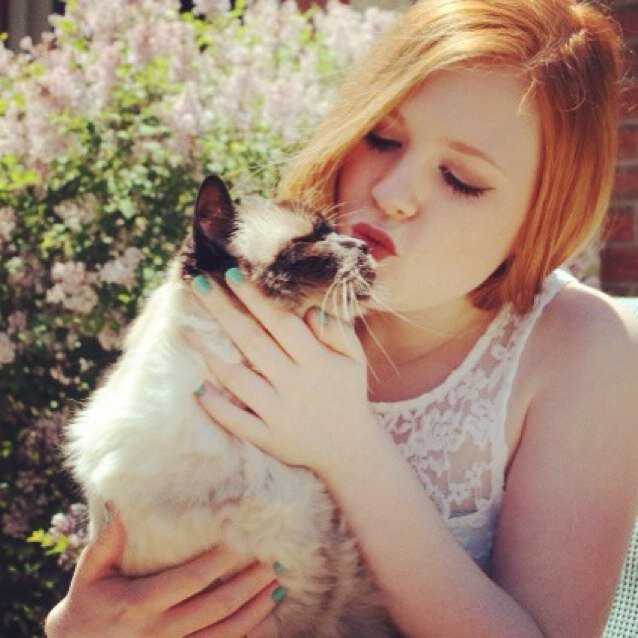 aloro10's profile picture. meoww