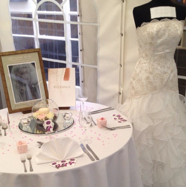A cosy, friendly atmosphere, with delicious food, attentive staff and our amazing Marquee for all your Weddings and Events, awaits you at the Cromwell Lodge.