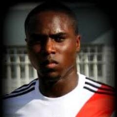 Twitter oficial del jugador de River Plate , Pais de nacimiento Colombia,  Posición: defensa central por el sector izquierdo