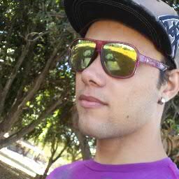 .Esse é o dieguinho o pica do youtube . 

Contato : Ator.contrata@live.com