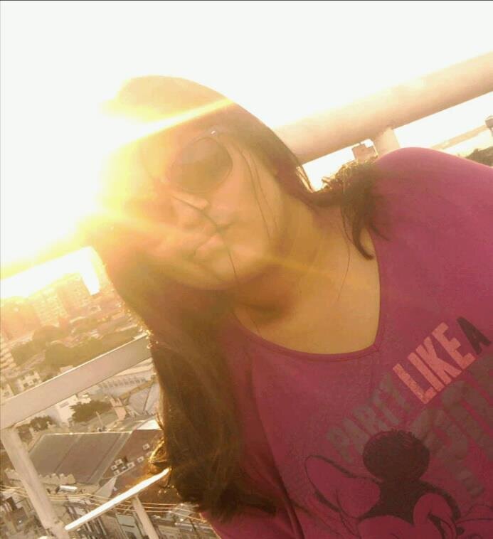 Amo Voleibol e Praia!!curto muito paramore e etc..