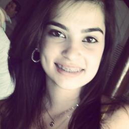 Ela vem com o seu sorriso estonteante.
Dona de um andar que é só dela
E com uma personalidade única (88