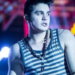 Qual a diferença entre o Luan e Jesus? 
Luan é príncipe,
Jesus é rei 
o Luan me faz sonhar e 
Jesus me dar foças pra mim realiza!