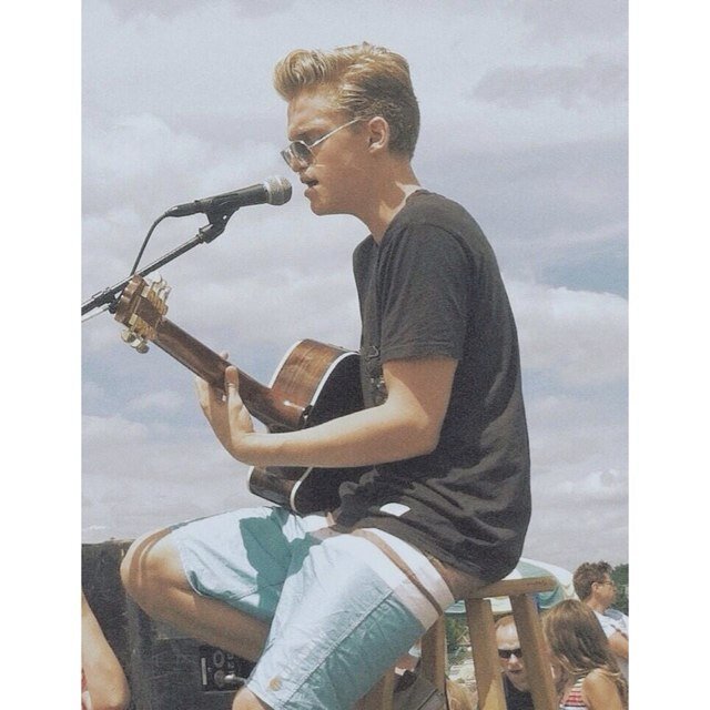 Page française sur le jeune @CodySimpson