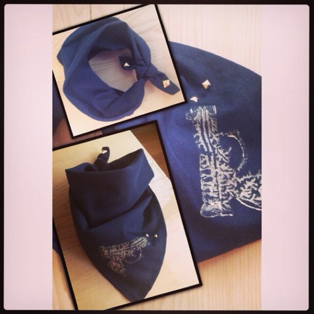 We make trendy handmade hand printed dog bandanas !