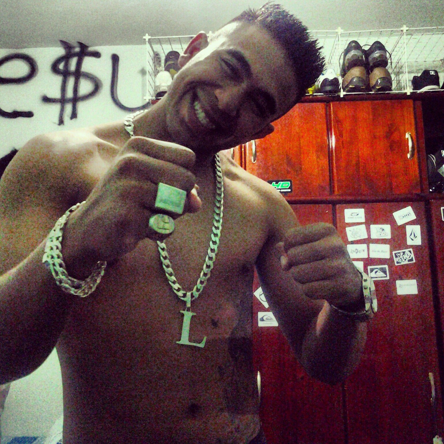 - Por dentro uma personalidade minha e por fora um conceito seu!
Quem vê pensa, quem fala acha , quem sabe taligado