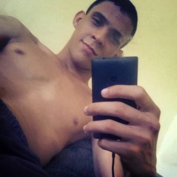 Eu Sou lucas tenho 19 anos, aquariano, romântico, amo viver a vida do meu jeitinho, whatsapp +557191978413, adoro chocolate e-e fim.