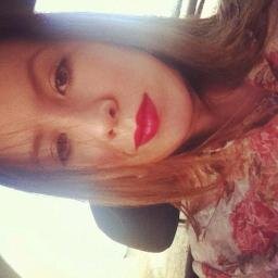 AlanaaCLarsen's profile picture. Com a cabeça no lugar, de conteúdo interno, idealismo nos olhos, um pé no chão da realidade e outro na realização do sonho.