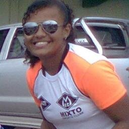 Sou uma pessoa carismatica ,, q leva a vida na moral ,, tratando todo mundo igual