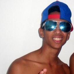 Um menino q sonha um dia ser um grande jogador de futebol!!
