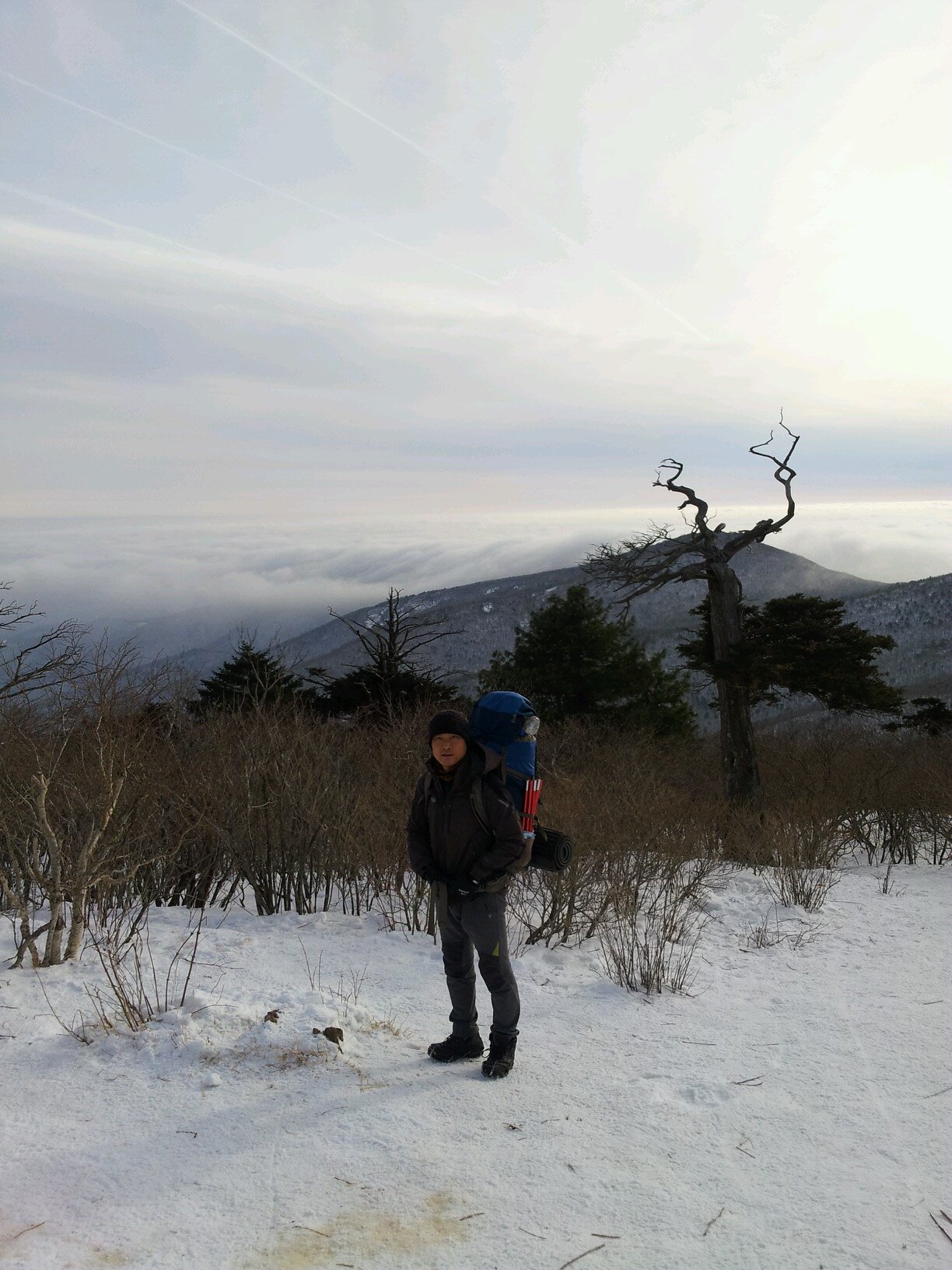 단순하고 간소한 삶 / 비박과 산을 좋아하고 / 나누며 공존하는 세상 / 사랑하는 그곳이 천국입니다.