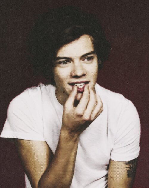 FREE FOLLOW FROM @tomlinsluuutt FOLLOW HER FOR COOKIES AND GUMMY BEARS
