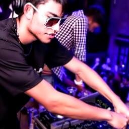 Marlow Araujo, leva o nome artístico de DJ REV3NGE.
Formado na Instituição de Ensino Ban. ELETRONIC MUSIC CENTER como DeeJay & Produtor.