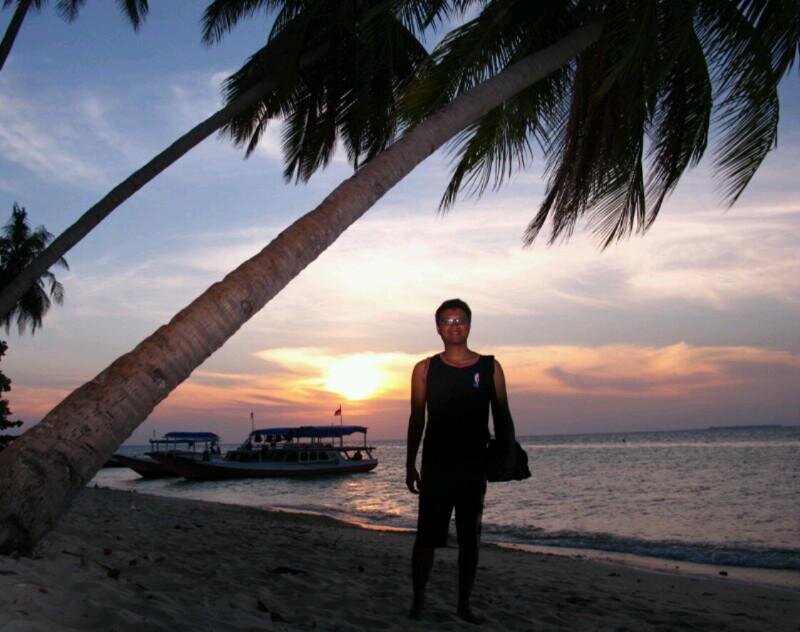 Medical doctor, guitar player, music & travel lover.