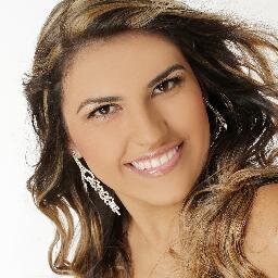 Quase dentista, sensível, determinada, e sempre tem um sorriso na manga! ;)