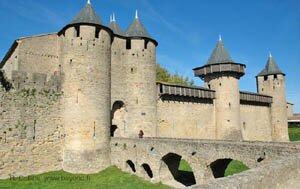 Everything on the #Medieval  #Castles & #Chateaux  I re-tweet clear high-res photos of interesting and striking NAMED castles.