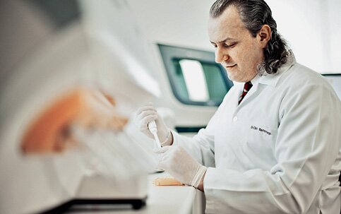 Médico geneticista, pesquisador em Genética Reprodutiva. Geneticist medical doctor, researcher in Reproductive Genetics.