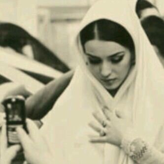 عشرينيهَ مغرمه بأمي ﻻاخشىَ على حلمََ كان الله ربه.                      (نصراويه)