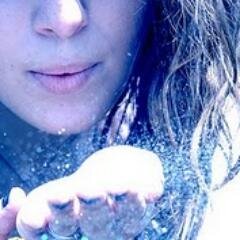 julianalovelisa's profile picture. “Beije. Ame. Sorria. Sinta. Abrace. Chore. Demonstre. A vida é uma só e passa rápido, não deixe nada para depois.”