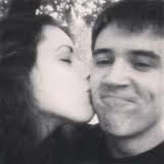 Nunca dejes de sonreir porque no sabes quien puede llegar a enamorarse de tu sonrisa ^^)