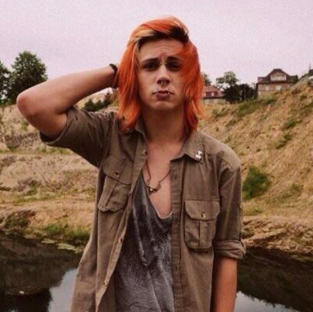 I enjoy pizza, music and making out | Gay | Taken by @fauxaiden ~