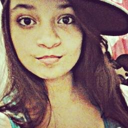 Você criou um mundo de mágica , porque sua vida real é trágica.(Paramore)