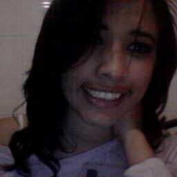 Uma menina toda meiga, apaixonada, carinhosa,e meu maior defeito é o meu orgulho :'(