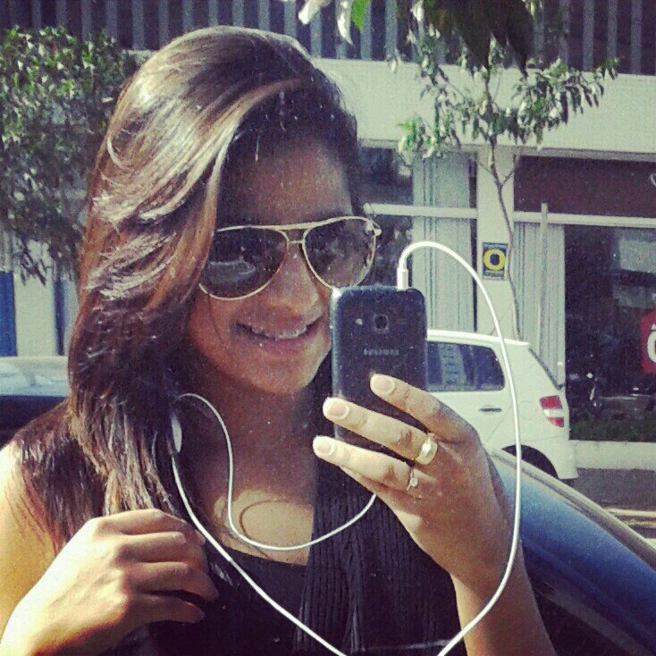 Uma garota que troca seu mundo de sonhos por realidade .. 
apaixonada por musica e adora amizades novas ..
