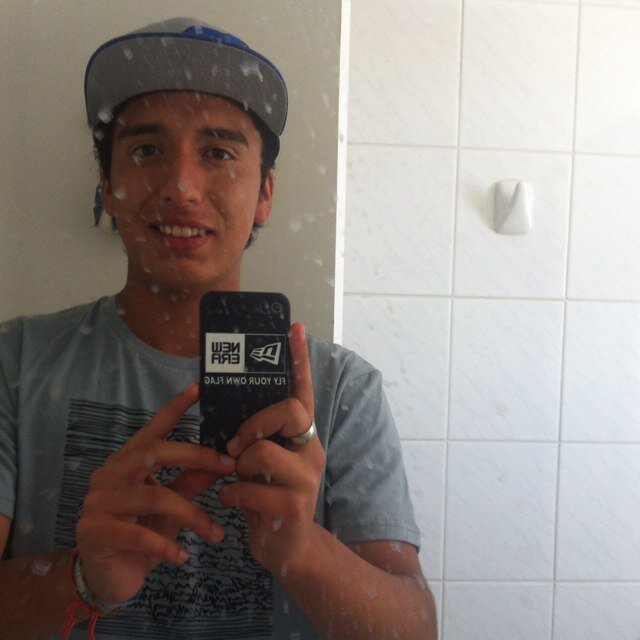 Amante de los gorros new era, el basketball, al verde y a toda la comida chatarra, me considero simpatico (aveces) xD pero soy feliz :)