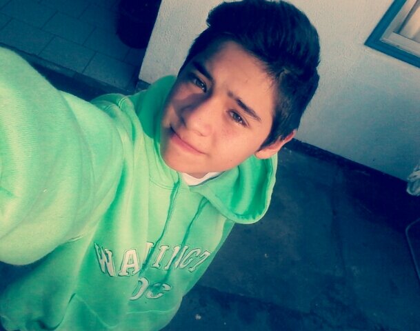 Soy una persona  #simpatica #buenaonda veo un mundo feliz y normal , me gusta escuchar musica de artos tipos y tambien pasar el tiempo con mi familia o amigos