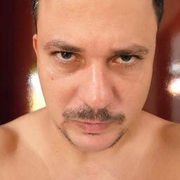 AMO MEUS FILHOS E ESPOSA,ADORO FUTEBOL ,PRAIA,ROCK  E UMA BOA CERVEJA GELADA