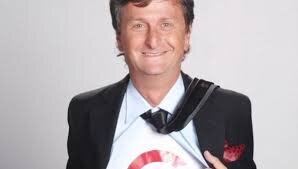 Conductor de tele y periodista de deportes.