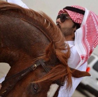 (الصمت يثير ﺎلشك لكنه افضل من الكذب) ليس كل مأكتبه تحت اسمي دائماَ وِليسَ كَل ماَ اكتبهَ هي حكَايه واقعيَ انماَ ِ! هي كلمَات راقتَ لي وقد يحتاجهاَ غيري