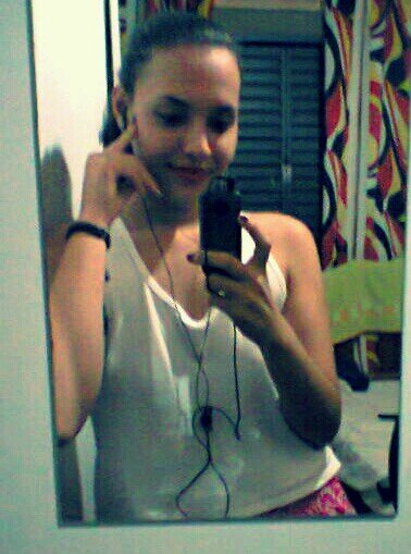 Geminiana, companheira, legal, curiosa , e carinhosa. Gosto muito de observar os pequenos detalhes da vida! *-* sz