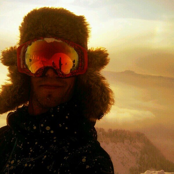 Manager,organisation de soirées ou évènements,skieur à ses heures perdu et grimpeur