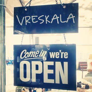 vreskaladesign's profile picture. Vreskala markası, Marmara G.S.F End.Tasarımı Bölümü mezunu Serap Vreskala ve ortağı Sofi'nin renkli dünyalarından oluştu... Umarız beğenirsiniz...