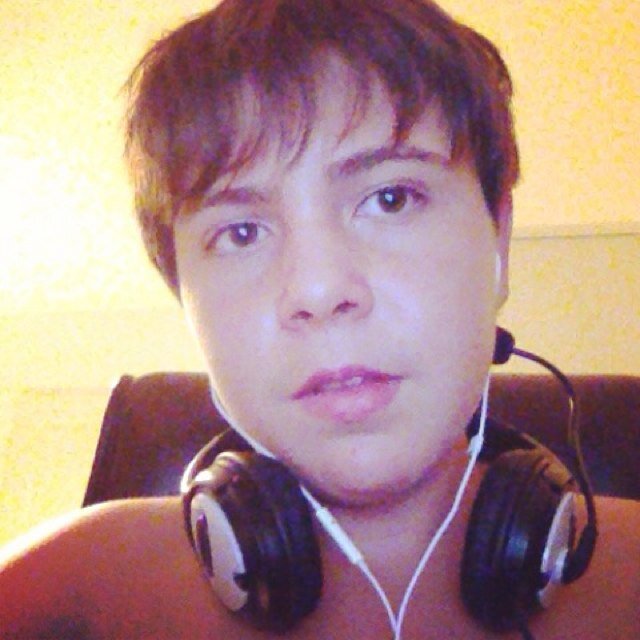 salut je suis un jeune youtubeur de 13 ans passe voire ma chaine :) http://t.co/WZhLvpQ5yb