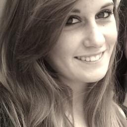 Tu vois cette personne souriante et folle la journée ? C'est cette même personne qui pleure le soir.