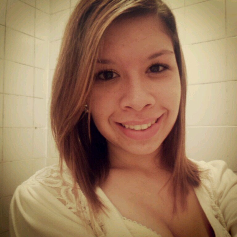 Brasileira, solteira, dezenove anos, estudante, publicidade e propagadanda, evangélica, são paulina..