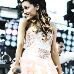 Cuenta en España oficial sobre la magnífica Ariana Grande. Yours Truly ya está disponible en España. Puedes comprarlo en: Amazon.es / iTunes.