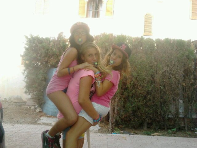 Me considero una chica bastante simpatica , muy cariñosa , me encanta salir com mis amigas y mis amigos :) os quiero un mundoo ~