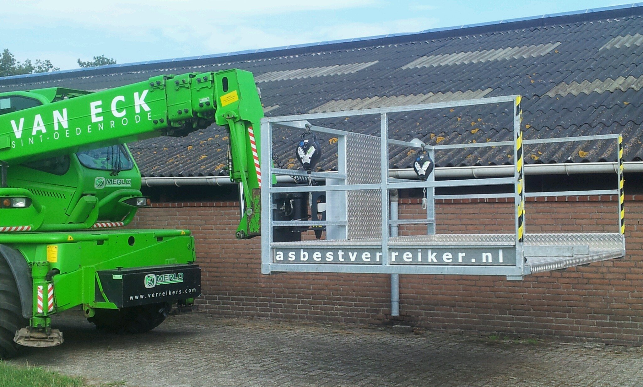 Onderdeel van Van Eck Verreikerverhuur. Verreikers speciaal voor asbestsaneringen. Werkgebied heel NL. Ook calamiteiten. 06-52 108 216