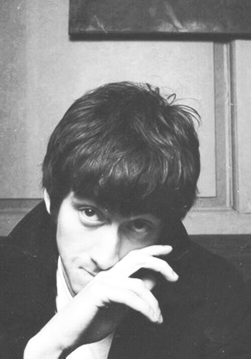 Ei, sono un semplice ragazzo di Roma che ama la musica rock, il cinema, le serie Tv, i videogiochi e tutto ciò che ti metta un po' di malinconia addosso.