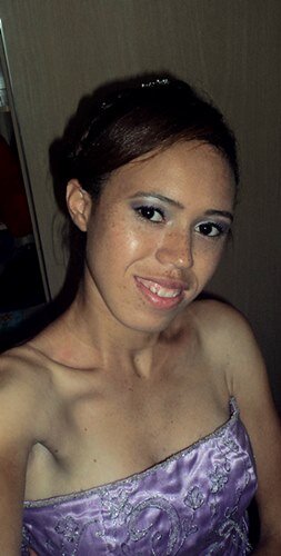 Sou feliz com Deus,adoro minha familia e amigos. Sou solteira,tenho 19aninhos e sou mt mt felizzzzzzzzzzzz................