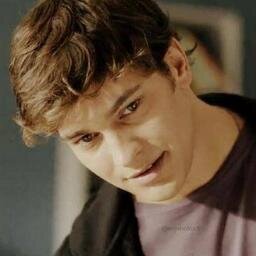istanbul’un kenar mahallelerinden birinde, sorunlu bir ailede büyümüş zeki bir genç, çocukluğu dramlarla travmalarla dolu ... #medcezir ♥