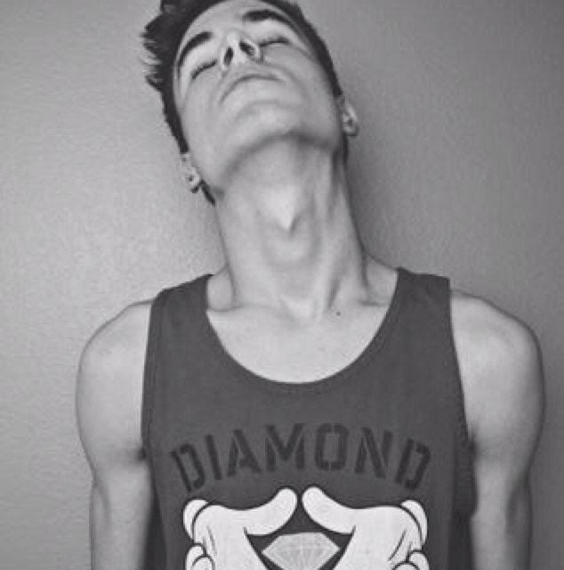 Chris im 19. Gay. Fuck up. Weirdo.