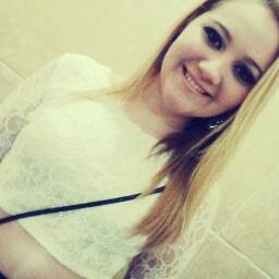 Sou uma garota como outra qualquer, insegura, gosto de sonhar e imaginar além do que eu possa viver.